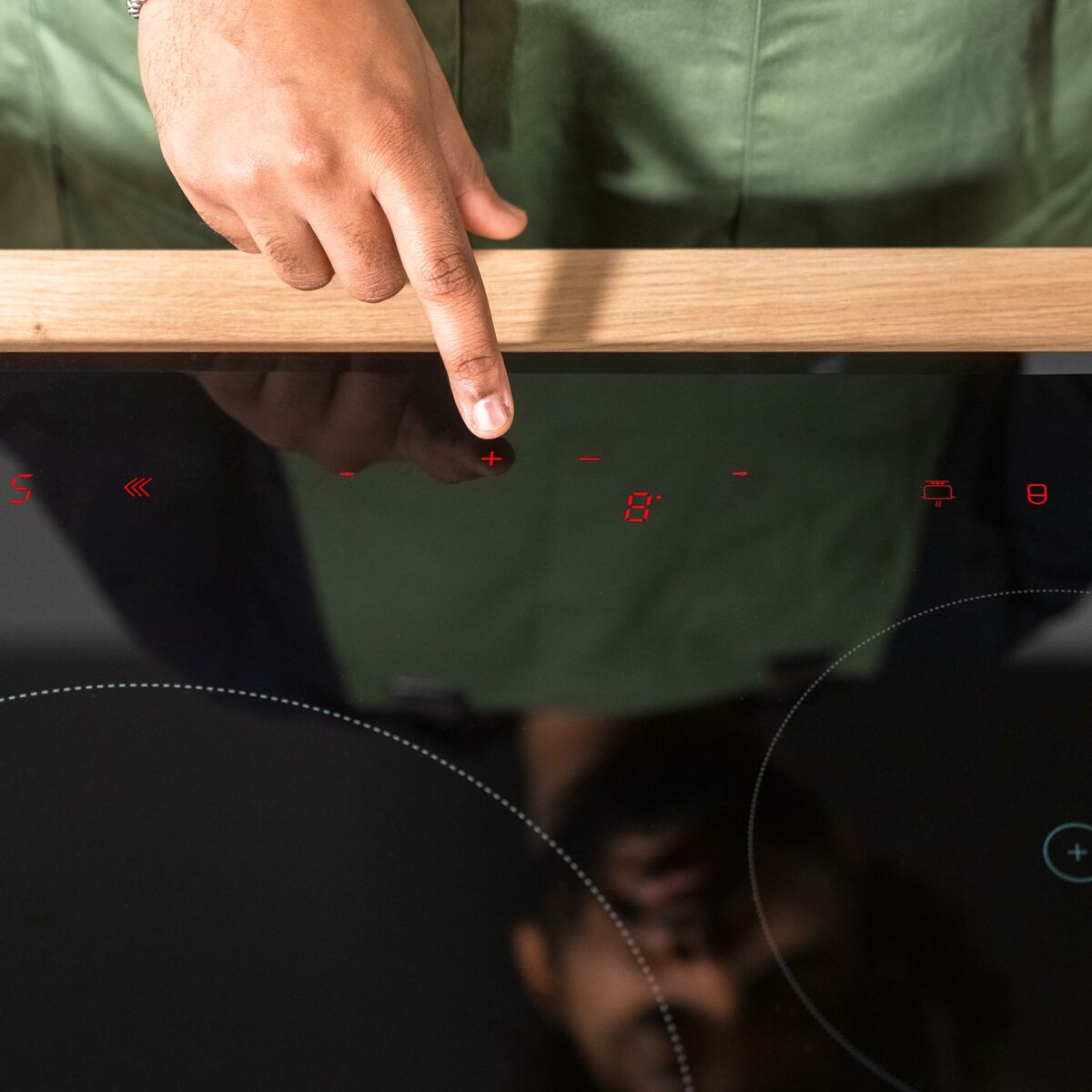 V4HF7956E7847A649015144AB357D97932CR7402277P8