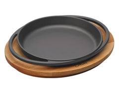 2 PIECES  LAVA CASTING ROUND HANDLE PAN AND WOODEN BASE. DIAMETER(Ø)20CM. LV ECO Y TV 20 K4