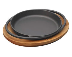 LAVA GIETEN RONDE HANDVAT PAN EN HOUTEN VOET. DIAMETER(Ø)20CM.